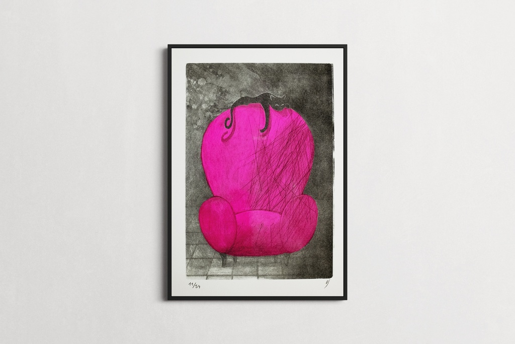 Chat noir au fauteuil rose