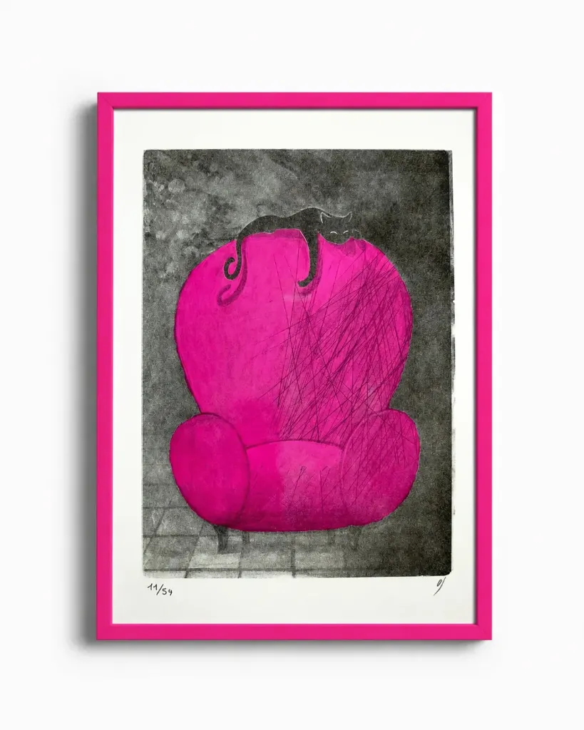 Chat noir au fauteuil rose