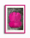 Chat noir au fauteuil rose