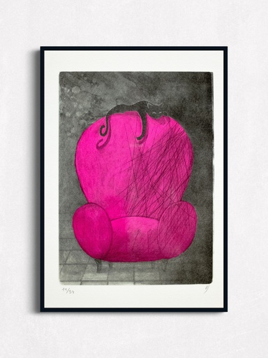 Chat noir au fauteuil rose